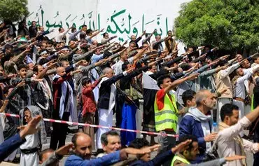 روز ۱۵ تیرماه، حامیان گروه حوثی‌های مورد حمایت ایران در یمن عید غدیر را در صنعا جشن می‌گیرند. [محمد هویس/خبرگزاری فرانسه]