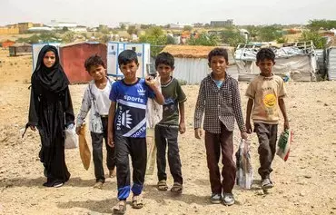 روز ۱۶ مرداد، کودکان در یک مدرسهٔ موقت در اردوگاه آوارگان جنگ واقع در استان حجه در شمال یمن، به‌سمت کلاس درس می‌روند. در شرایطی که مردم یمن با گرسنگی و فقر دست و پنجه نرم می‌کنند، خبرها حاکی از بروز کشمکش بین دو جناح حوثی‌ها بر سر پول است. [عیسی احمد/خبرگزاری فرانسه]