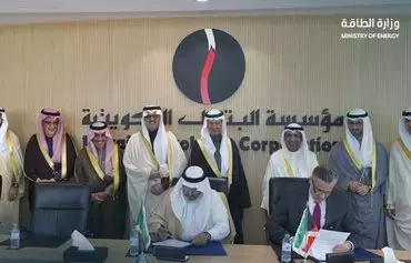 Saudi and Kuwaiti officials sign an agreement to develop al-Durra gas field on December 11. [Saudi Ministry of Energy]