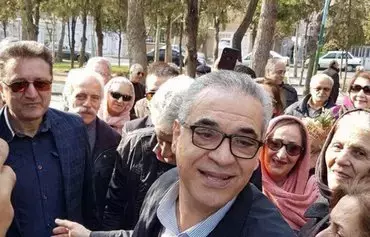 عفیف نعیمی، مدیر جامعهٔ بهائی به‌مدت ده سال در کرج در نزدیکی تهران زندانی بود. در این تصویر او پس از آزادی در سال ١٣٩٧ مشاهده می‌شود. [ایران اینترنشنال]