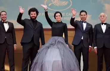 بازیگران اصلی و کارگردان فیلم ایرانی «برادران لیلا» در هفتاد و پنجمین جشنواره فیلم کن در سال ۱۴۰۱ دست تکان می‌دهند. سعید روستایی، کارگردان این فیلم، نفر دوم از سمت چپ است. [ایرنا]