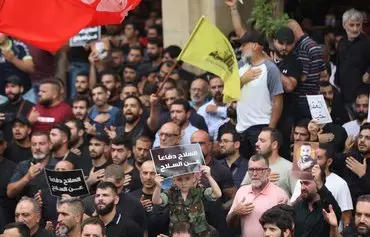 روز ١٩ مردادماه، مردم در حومه جنوب بیروت در مراسم تشییع جنازه یکی از نیروهای حزب‌الله شرکت می‌کنند. [انور عمرو/خبرگزاری فرانسه]
