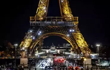شعار «زن، زندگی، آزادی» به زبان فرانسوی روز ۲۶ دی سال گذشته در حمایت از جنبش اعتراضی مردم ایران بر برج ایفل پاریس به نمایش درآمد. [لودویک مارین/ خبرگزاری فرانسه]