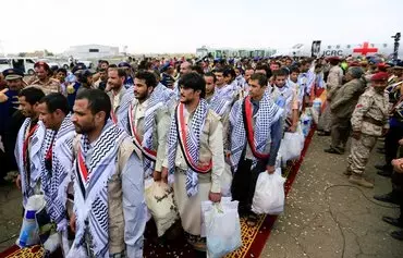Yemeni Houthi former prisoners gather after disembarking from an aircraft of the International Committee of the Red Cross (ICRC) upon their arrival at Sanaa airport, on April 16. The Houthis and government forces freed scores of prisoners on April 16 to end a three-day exchange of nearly 900 detainees and boost hopes of ending their protracted civil war. [Mohammed Huwais/AFP]