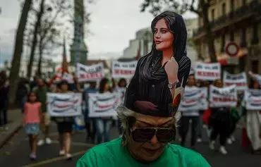 تظاهرکنندگان در روز ۲۵ شهریور، نخستین سالگرد کشته‌شدن مهسا امینی در ایران، در تظاهراتی علیه رژیم ایران در میدان باستیل پاریس شرکت کردند. [دیمیتر دیلکوف/ خبرگزاری فرانسه]