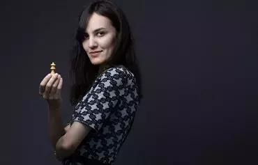عکس میترا حجازی‌پور، شطرنج‌باز فرانسوی-ایرانی، در پاریس با یک مهرهٔ شطرنج، ۲۴ شهریور [جوئل ساگت/ خبرگزاری فرانسه]