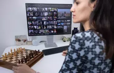 میترا حجازی‌پور، شطرنج‌باز فرانسوی-ایرانی، روز ۲۴ شهریور در پاریس اخبار ایران را تماشا می‌کند. [جوئل ساگت/ خبرگزاری فرانسه]