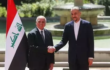 Iraqi Foreign Minister Fuad Hussein shakes hands with Iranian Foreign Minister Hossein Amir-Abdollahian. Hussein visited Tehran in mid-September to discuss the safety of borders and Iranian Kurdish groups based in Iraq. [IRNA]