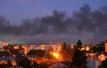 در پی یک حملهٔ پهپادی روسیه، به شهر لویو در غرب اوکراین در روز ۲۸ شهریور، ستونی از دود سیاه به هوا برخاسته است. [یوری دیاچیشین/ خبرگزاری فرانسه]
