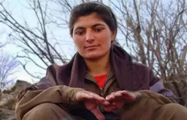 زینب جلالیان، کنشگر کُرد، در این عکس بدون تاریخ که پیش از دستگیری او گرفته شده دیده می‌شود. او ۱۶ سال است که در ایران زندانی است. [شبکه‌های اجتماعی]
