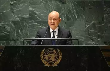 رشاد العلیمی، رئیس شورای فرماندهی ریاست‌جمهوری یمن، روز ۳۰ شهریور در هفتاد و هشتمین مجمع عمومی سازمان ملل متحد در مقر این سازمان در نیویورک سخنرانی می‌کند. [تیموتی اِی. کلاری/خبرگزاری فرانسه]
