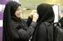 
در این عکس بدون تاریخ، یکی از مأموران رژیم در تهران مقررات پوشش اجباری موی سر را اجرا می‌کند. این مأموران تا روز ۲۵ شهریور ۱۴۰۱، زنانی را که به رعایت «پوشش اجباری موی سر مورد تأیید حکومت» پایبند نبودند، کنار می‌کشیدند، روسری‌شان را درست می‌کردند، یا به آنها یک روسری می‌دادند تا بر سر بگذارند. [فارس]        