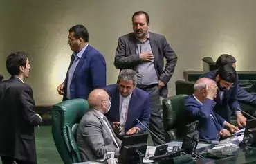 Iranian Majles representatives debate the coverage bill in parliament on September 22. [Ali Arsalani/IRNA]