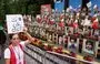 
در یک تجمع اعتراضی که روز ۲۸ شهریور پیش از سخنرانی ابراهیم رئیسی، رئیس‌جمهوری ایران، در مجمع عمومی سازمان ملل متحد در نیویورک، برگزار شد، یک زن با پلاکارد «زن، زندگی، آزادی» در کنار بنای یادبود فعالان ایرانی جان‌باخته ایستاده است. [برایان آر. اسمیت/خبرگزاری فرانسه]        