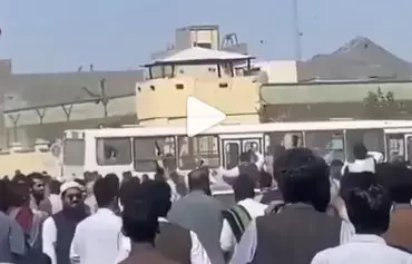 در این عکس که از روی ویدیویی در اینستاگرام گرفته شده است، معترضان زاهدانی در روز هفتم مهرماه، برابر با اولین سالگرد «جمعهٔ خونین» این شهر، دیده می‌شوند. [شبکه‌های اجتماعی]