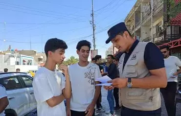 روز چهارم تیرماه در یک کارزار افزایش آگاهی عمومی، یک افسر پلیس اجتماعی عراق خطرات مواد مخدر را برای دو جوان توضیح می‌دهد. [پلیس اجتماعی]