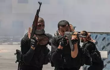 اعضای یک دانشکدهٔ پلیس که توسط جنبش فلسطینی حماس اداره می‌شود روز ۱۱ مرداد در یک جلسهٔ آموزشی در شهرک خان یونس، در جنوب نوار غزه، شرکت کرده‌اند. [سعید خطیب/ خبرگزاری فرانسه]