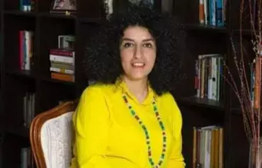 Imprisoned Nobel laureate Narges Mohammadi was not allowed to see her attorney on October 10 as she refused to cover her hair. [Social media]