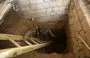 
یکی از شبه‌نظامیان عراقی یک تونل زیرزمینی در نزدیکی تلعفر عراق را که پیش‌تر توسط داعش استفاده می‌شد، نگاه می‌کند. شبه‌نظامیان مورد حمایت ایران از تونل‌های حفرشده توسط داعش برای قاچاق سلاح از عراق به سوریه استفاده می‌کنند. [احمد الربیعی/ خبرگزاری فرانسه]        