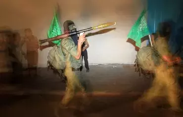 روز ۱۰ مهر ۱۳۹۱، شبه‌نظامیان حماس ضمن تمرین شبانه در خیابان‌های شهر غزه رژه می‌روند؛ در این تمرین‌ها، شبه‌نظامیان ساعت‌ها با حمل سلاح‌های مختلف رژه می‌روند. [محمود همص/خبرگزاری فرانسه]