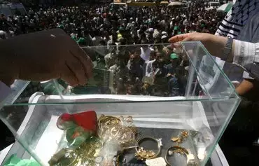 در این عکس آرشیوی مربوط به ۲۹ اردیبهشت ۱۳۸۵، حامیان حماس در میدان اصلی مرکز شهر غزه جمع شده‌اند تا پول و جواهرات خود را به این گروه شبه‌نظامی اهدا کنند. [محمود همص/خبرگزاری فرانسه]