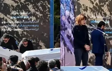 Dariush Mehrjui's daughter Mona speaks at her parents' funeral in Tehran on October 18. [Social media]