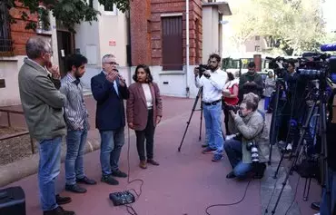 تقی رحمانی، روزنامه‌نگار ایرانی (نفر سوم از چپ)، همسر نرگس محمدی، برندهٔ جایزه صلح نوبل ۲۰۲۳، روز ۱۴ مهر در پاریس سخنرانی می‌کند. علی، پسر این زوج، در کنار او ایستاده است. [توماس سامسون/خبرگزاری فرانسه]