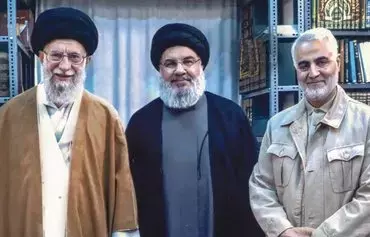 این عکس بدون تاریخ که توسط دفتر علی خامنه‌ای منتشر شده است رهبر ایران (چپ)، حسن نصرالله رهبر حزب‌الله (وسط)، و قاسم سلیمانی، فرمانده کشته‌شدهٔ نیروی قدس، را نشان می‌دهد.