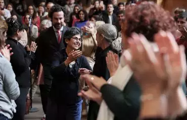 French-Iranian academic Fariba Adelkhah (C), followed by SciencesPo university director Mathias Vicherat (C-L), is applauded as she arrives at a welcoming ceremony in Paris October 20 upon her return from Iran. [Alain Jocard/AFP]