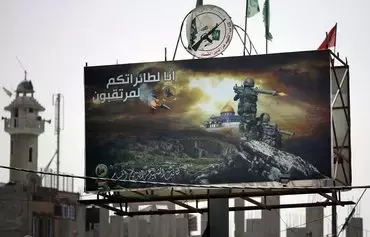 یک بنر تبلیغاتی حماس روز ۱۴ اسفند ۱۳۹۲ در شهر غزه به نمایش درآمده است. [توماس کواکس/ خبرگزاری فرانسه]