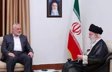 اسماعیل هنیه، رهبر حماس، در اواسط آبان در تهران با علی خامنه‌ای، رهبر ایران، دیدار کرد اما عکسی از این دیدار منتشر نشد. این عکس مربوط به دیدار خردادماه آنها در تهران است. [Khamenei.ir]