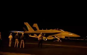 یک فروند جت جنگندهٔ آمریکایی روز ۲۲ دی برای اجرای حملاتی علیه مواضع حوثی‌های مورد حمایت ایران در یمن از یک ناو هواپیمابر بلند می‌شود. [سنتکام]