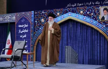 علی خامنه‌ای، رهبر جمهوری اسلامی ایران، روز ۲۶ دی در جریان یک سخنرانی از حملات حوثی‌های مورد حمایت ایران به کشتی‌های تجاری در دریای سرخ ستایش کرد. [خامنه‌ای.‌آی‌آر]