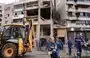 
روز ۱۳ دی‌ماه روبه‌روی ساختمانی در حومهٔ جنوبی بیروت، کارگران شهرداری در حال تمیز کردن خیابان هستند؛ صالح العاروری، معاون سیاسی حماس، یک روز پیش‌تر در همین محل طی یک حملهٔ پهپادی کشته شده بود. [انور عمرو/خبرگزاری فرانسه]        