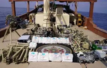 روز ۸ بهمن، نیروهای آمریکایی، جنگ‌افزارهای متعارف پیشرفته و دیگر کمک‌های مرگبار را که در یک شناور توقیف‌شده با مبدأ ایران در دریای عرب به‌سوی مناطق تحت کنترل حوثی‌ها در یمن در حرکت بود نشان می‌دهند. [سنتکام]