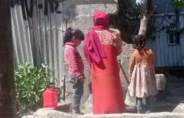 Girls fetch water for their families from public water tanks in Sanaa. [Yazan Abdulaziz/Al-Fassel]