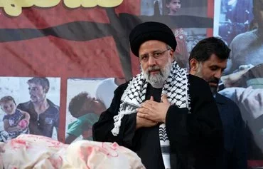 ابراهیم رئیسی، رئیس‌جمهوری ایران، روز ۲۶ مهر سال گذشته در تهران در حمایت از غزه سخنرانی می‌کند. به گزارش خبرگزاری فرانسه، بسیاری از مردم غزه سوگوار مرگ او نبودند. [عطا کناره/خبرگزاری فرانسه]