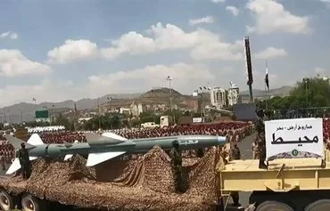 نمایش موشک ضدکشتی «محیط» در یک رژهٔ نظامی حوثی‌ها در صنعا. [تسنیم]