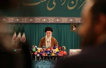 علی خامنه‌ای، رهبر ایران، روز ۲۱ اردیبهشت در تهران سخنرانی می‌کند. [عطا کناره/خبرگزاری فرانسه]