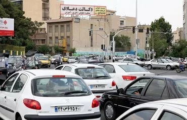 Traffic light outages amid an electricity blackout cause chaos at a Tehran intersection on May 23, 2021. [Atta Kenare/AFP]